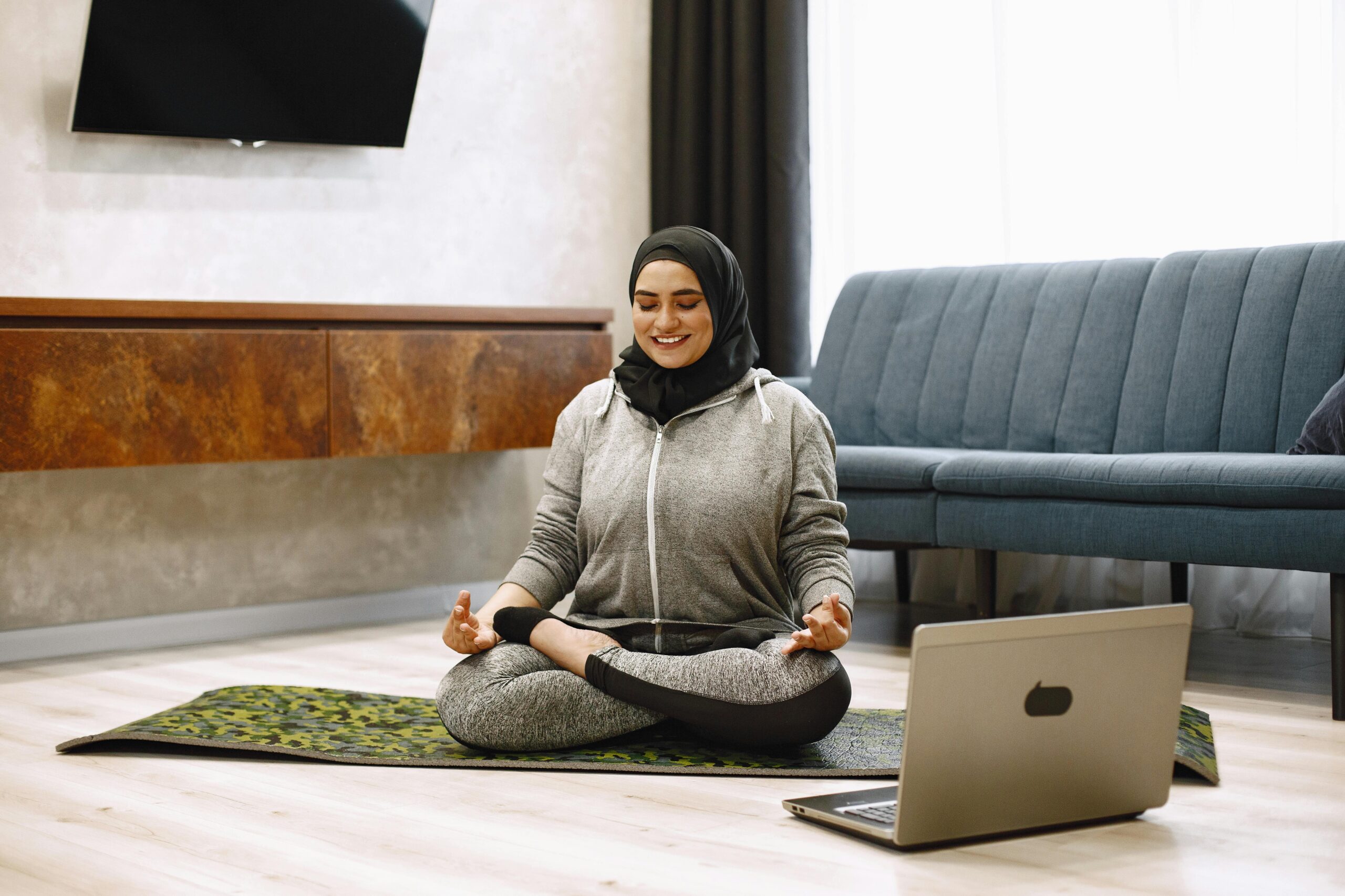 امرأة تمارس اليوجا أو تبدو مرتاحة